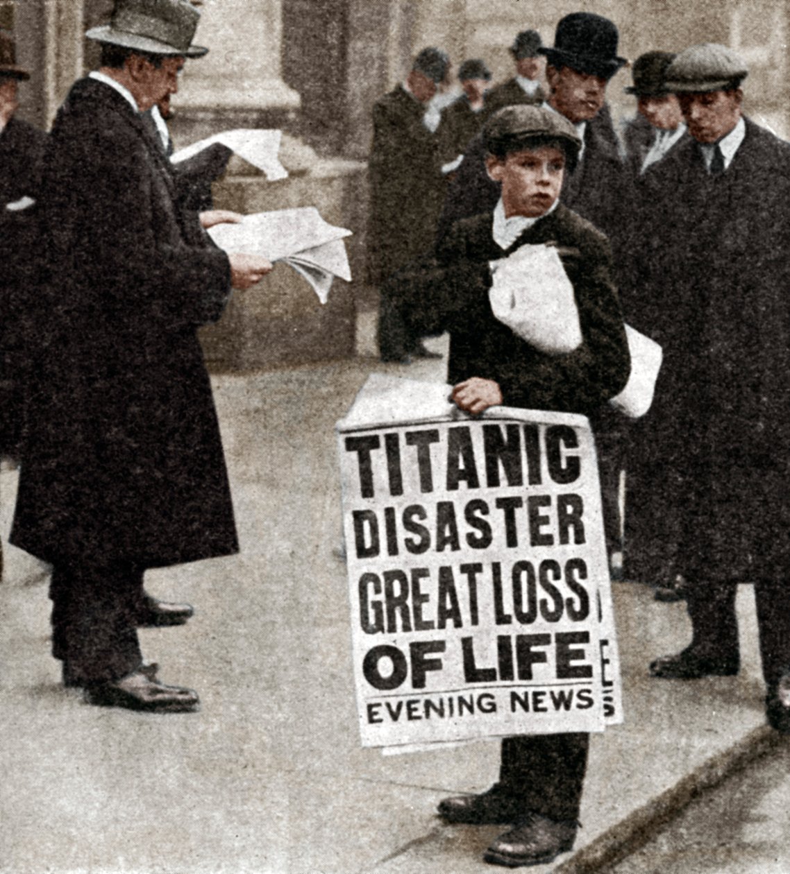 Ragazzo dei giornali con notizie del disastro del Titanic, 14 aprile 1912 da Unbekannt
