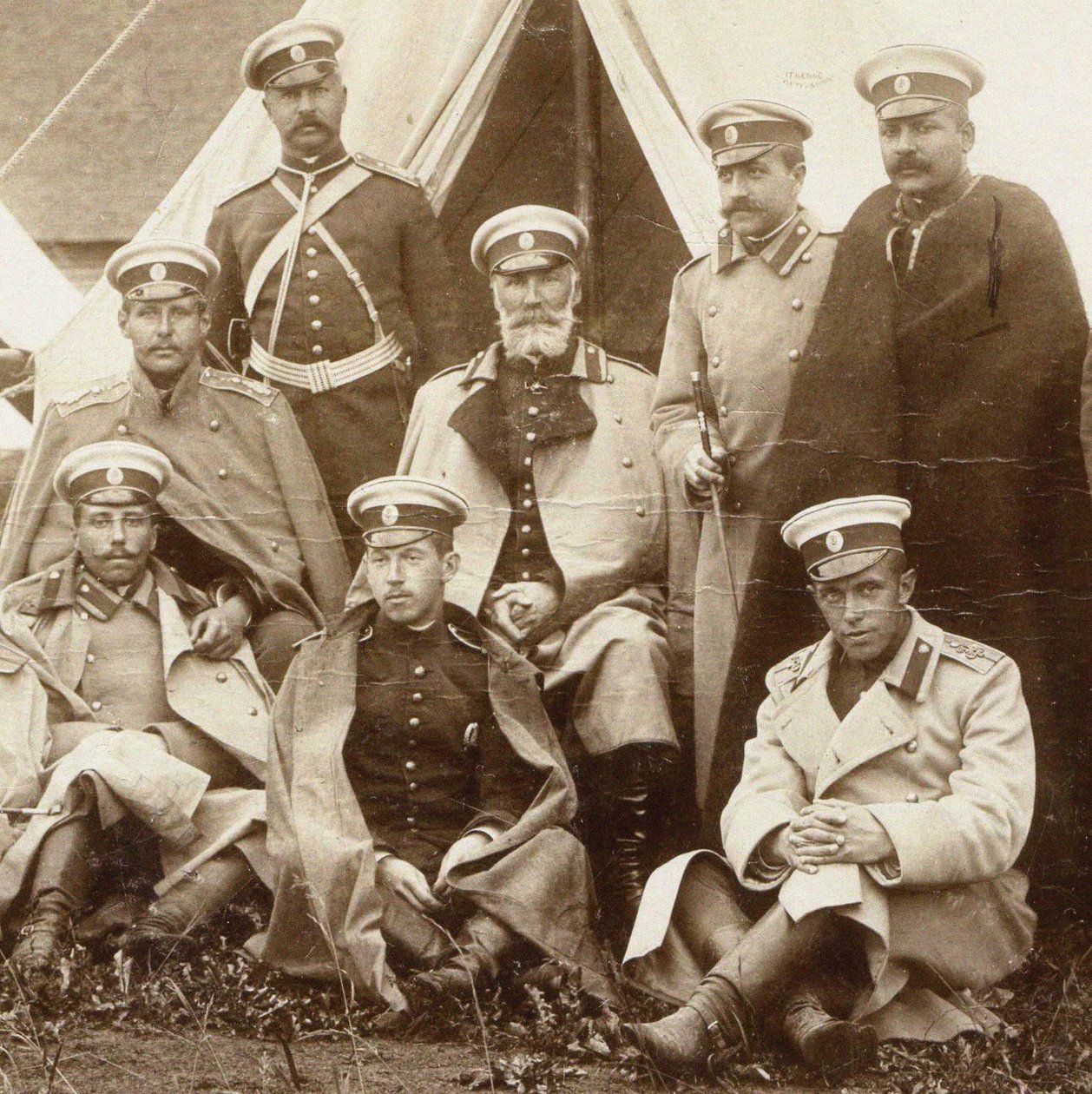 Nikolai Nikolaevich, principe Odoevsky-Maslov al centro con gli ufficiali della Guardia della Vita Cava da Unbekannt