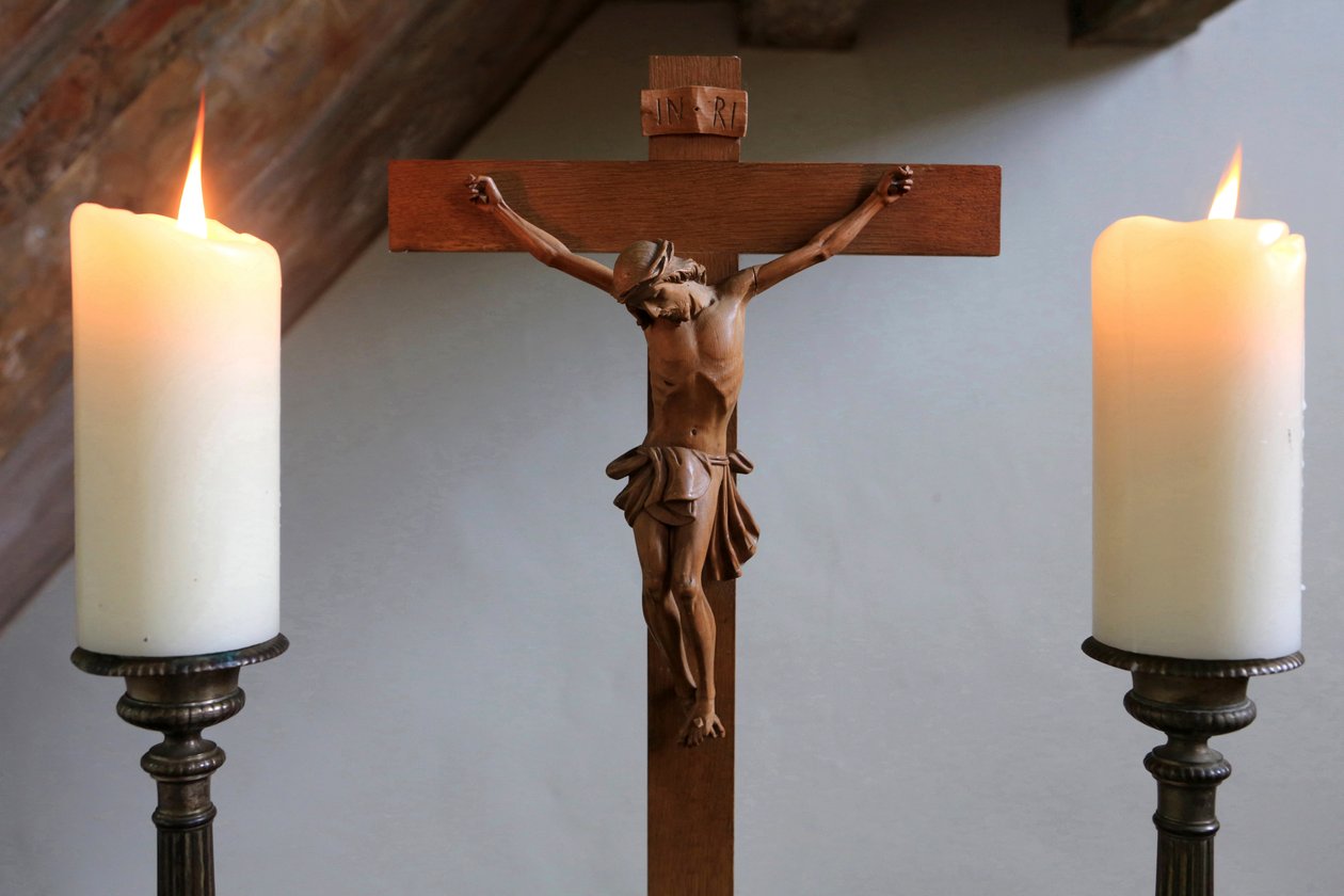 Candele e crocifisso. Tempio luterano da Unbekannt
