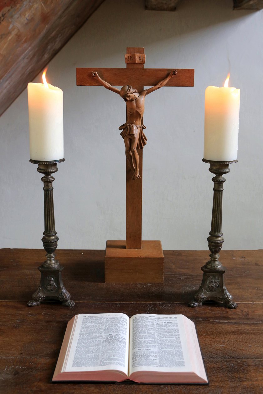 Candele, crocifisso e Bibbia. Tempio luterano da Unbekannt