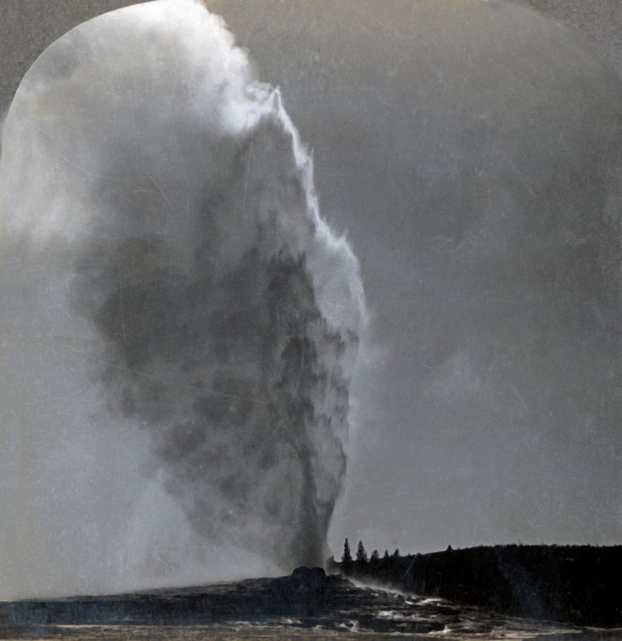 Old Faithful, Regina dei Geyser, Parco Nazionale di Yellowstone, USA, 1904 da Unbekannt