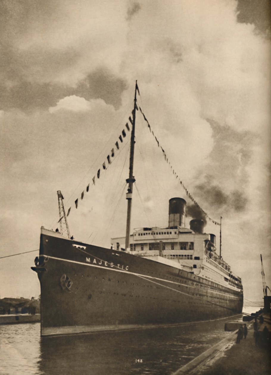 Una delle navi più grandi a galla, la Majestic di proprietà della Cunard White Star Line, 1936 da Unbekannt