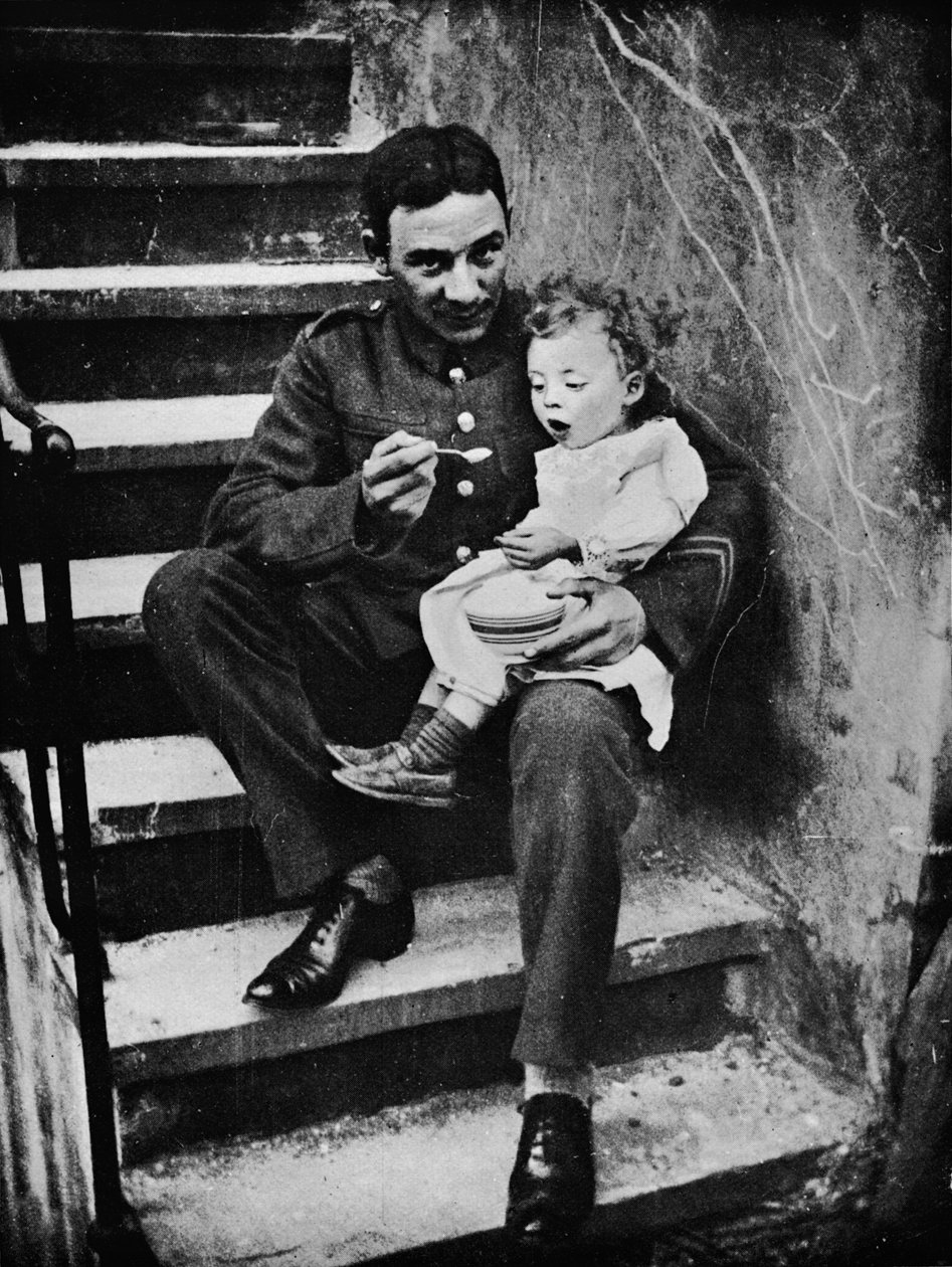 Uno del Nuovo Esercito che si rende utile nel suo alloggio, 1915 da Unbekannt