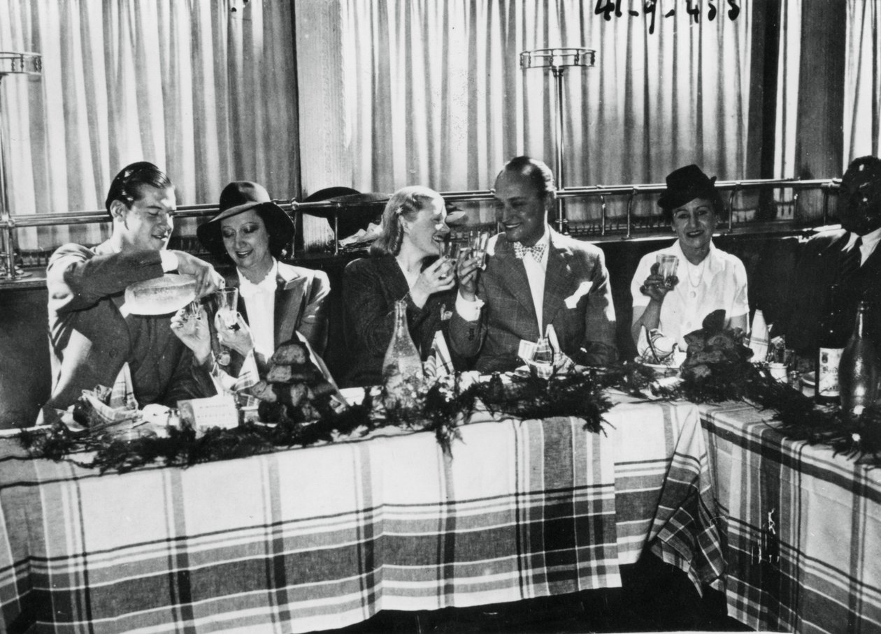 Inaugurazione di un ristorante da parte di cantanti francesi popolari, Parigi, settembre 1941 da Unbekannt
