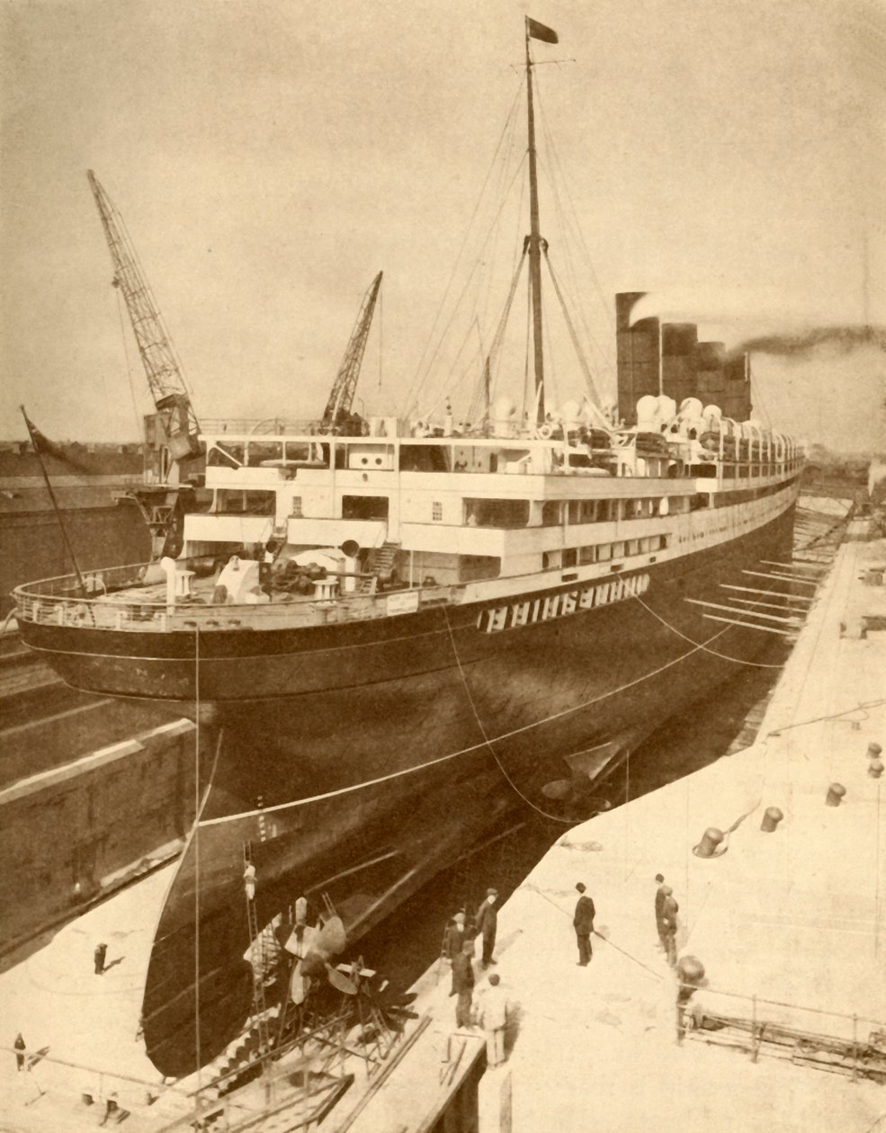 Revisione di un grande transatlantico in un bacino di carenaggio a Liverpool, c1930 da Unbekannt