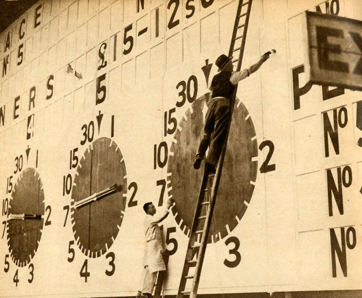 Pittori al lavoro sul tote della White City, West London, 1932, 1933 da Unbekannt