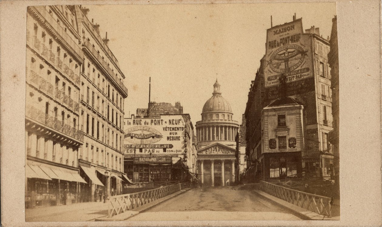 Comune di Parigi (1871): vista del Pantheon e di rue Soufflot (grandi cartelloni pubblicitari promuovono la Maison de la rue du Pont Neuf). Fotografia anonima da Unbekannt
