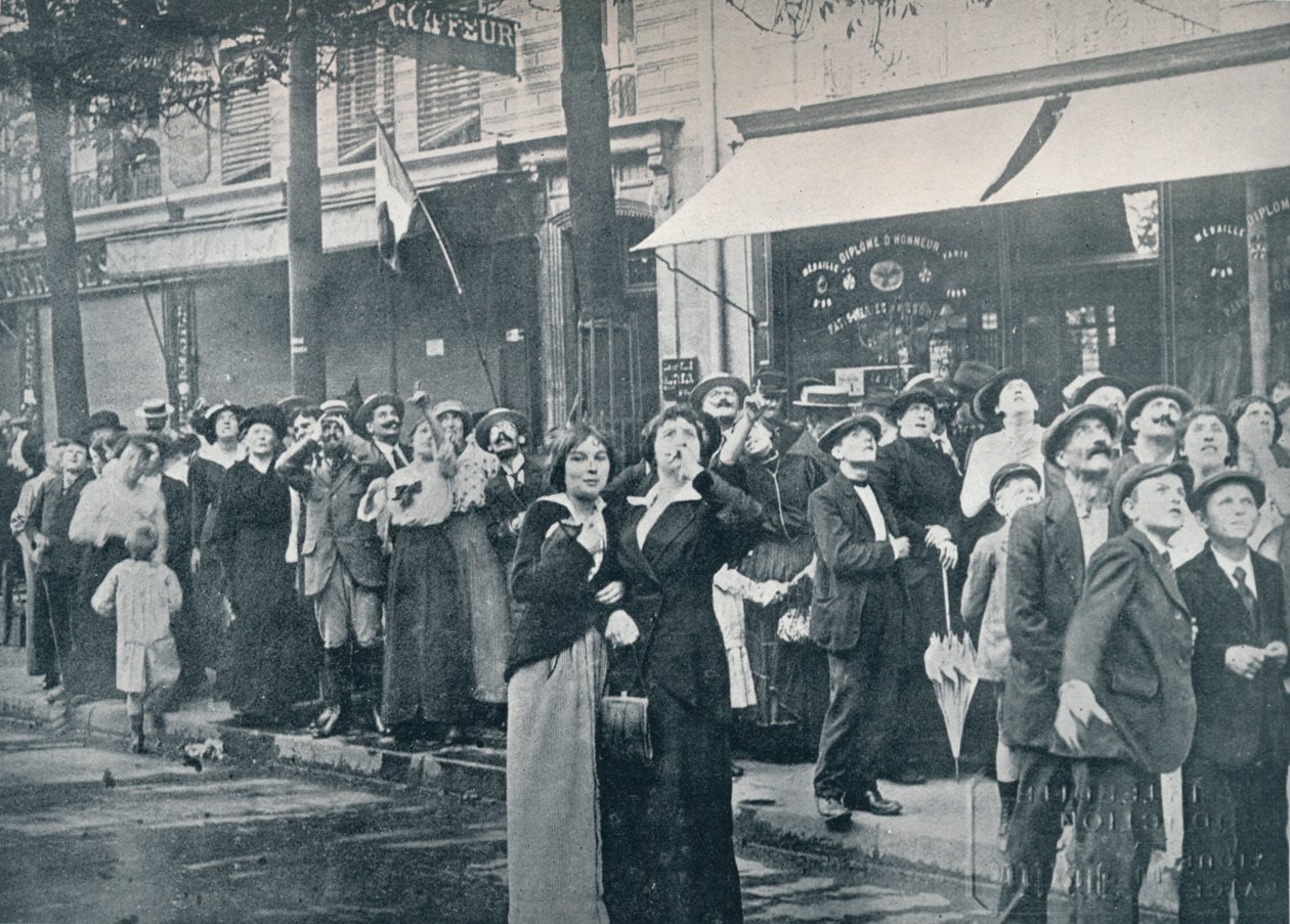 Folla parigina che osserva uno degli aeroplani tedeschi volare sopra la città, c. 1914 da Unbekannt