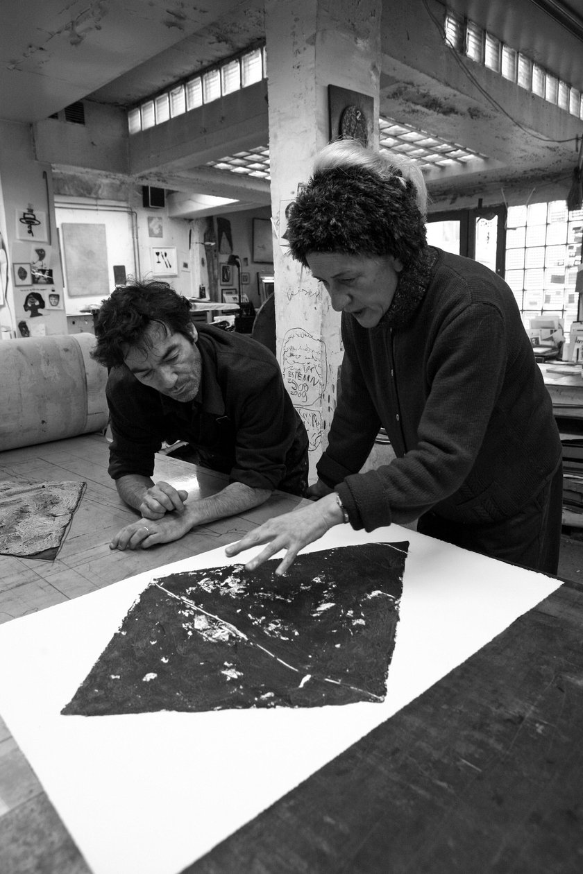 Pascal Gauvard, co-fondatore del laboratorio di incisione Pasnic, Annie-Paule Thorel, pittrice francese. Analisi di una stampa. Laboratorio di incisione Pasnic a Parigi nel 2009 da Unbekannt