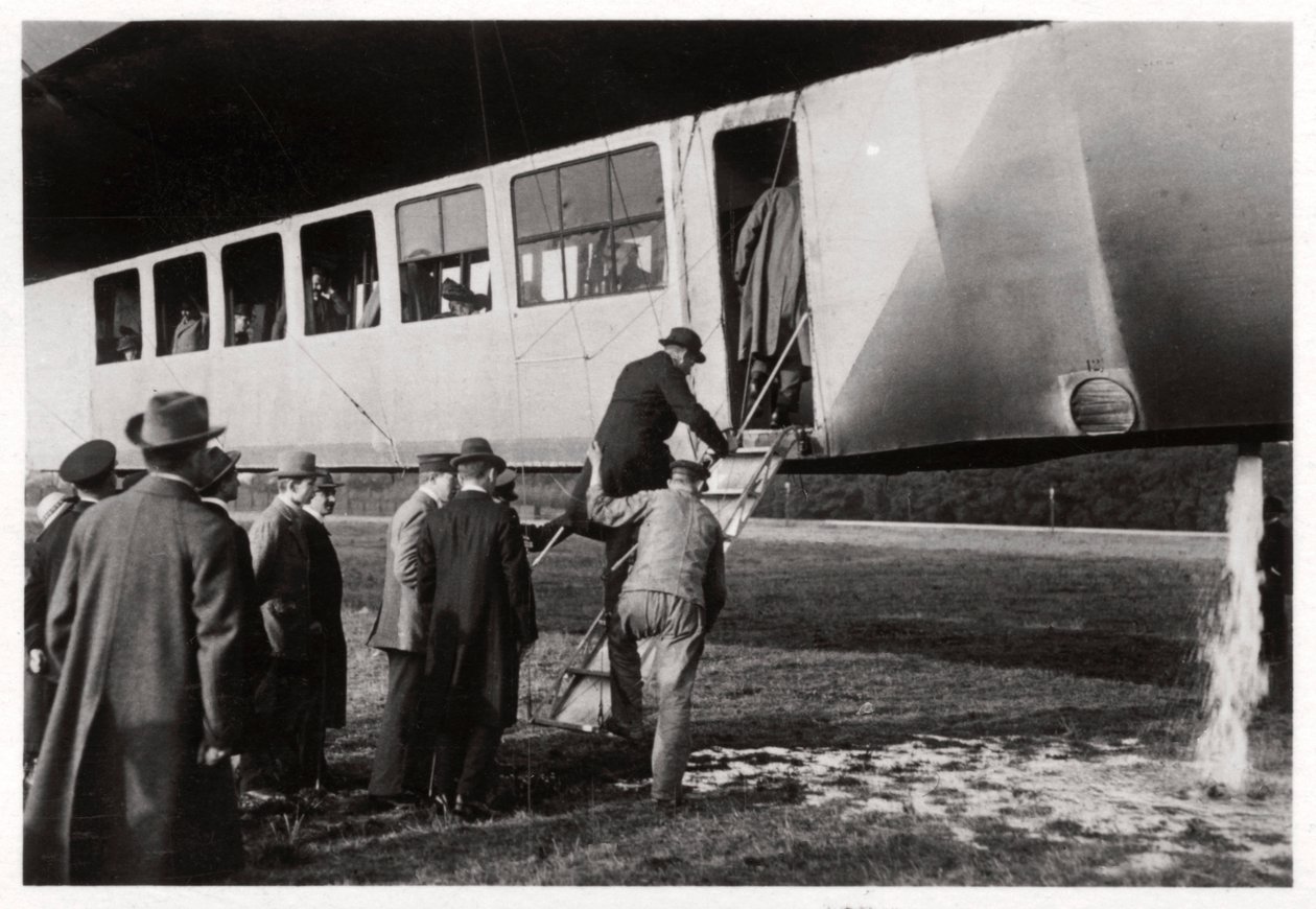 Passeggeri che salgono a bordo dello Zeppelin LZ 11 Viktoria Luise, c. 1912-1914, 1933 da Unbekannt