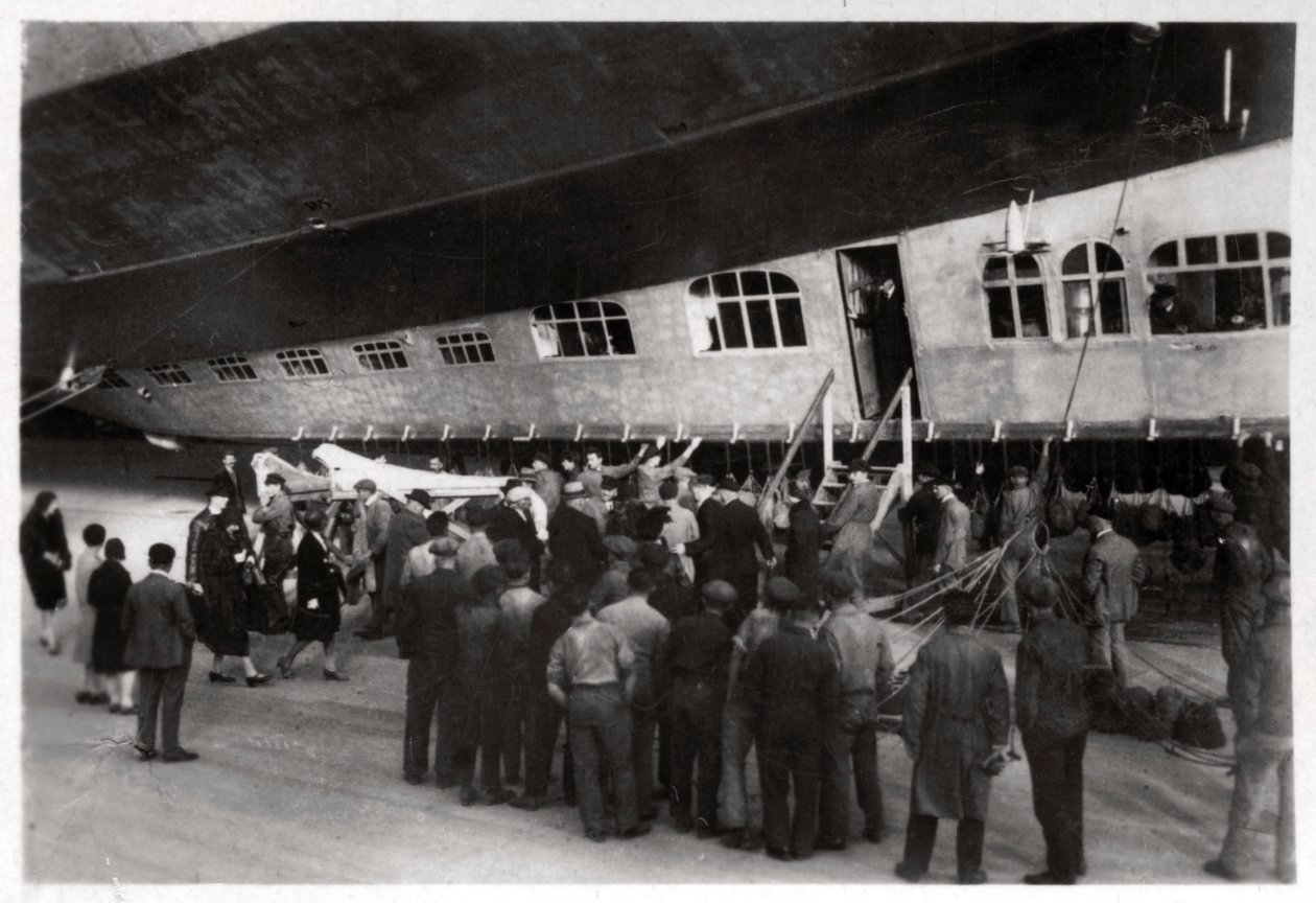 Passeggeri che salgono a bordo dello Zeppelin LZ 127 Graf Zeppelin, 1933 da Unbekannt