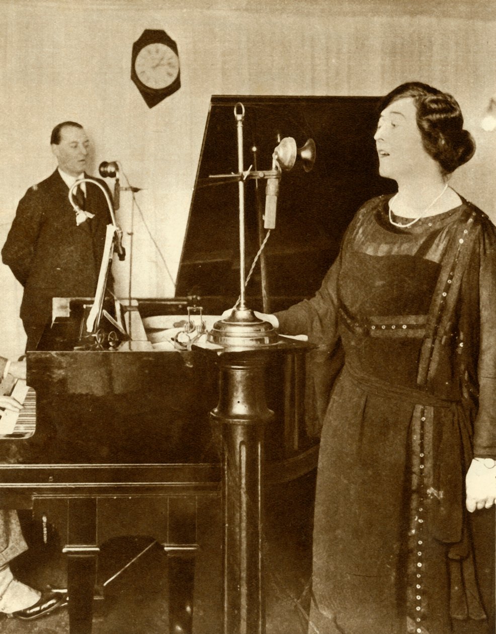 Artisti che cantano un duetto in uno degli studi di 2LO, Savoy Hill, Londra, 1923-1935 da Unbekannt