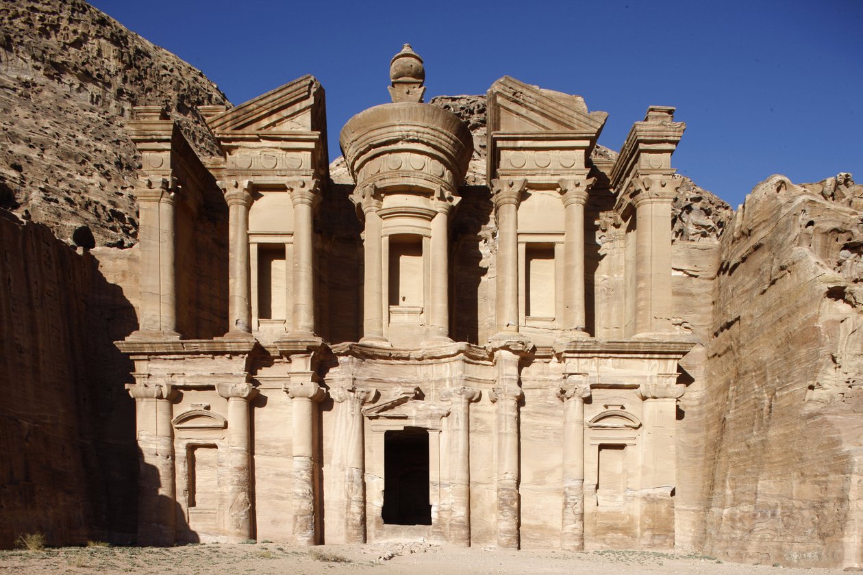 Sito archeologico di Petra: Al-Dier, o il Monastero (così chiamato per un uso precedente della tomba), la tomba più grande di Petra, Petra, Giordania da Unbekannt