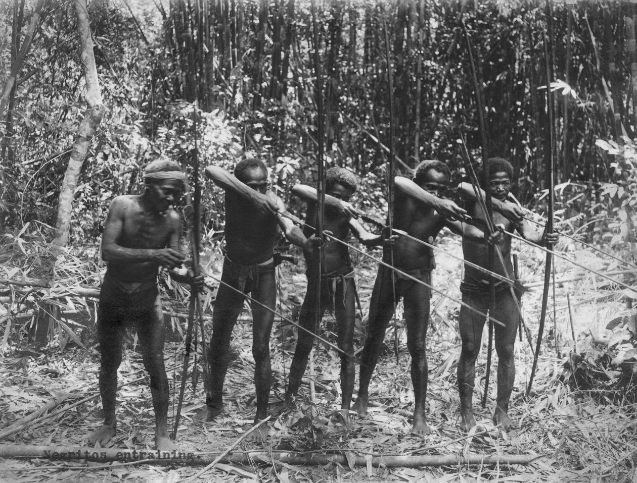 Filippine: c.1890 Membri maschi della tribù Negrito che mostrano le loro abilità di caccia (foto b/n) da Unbekannt