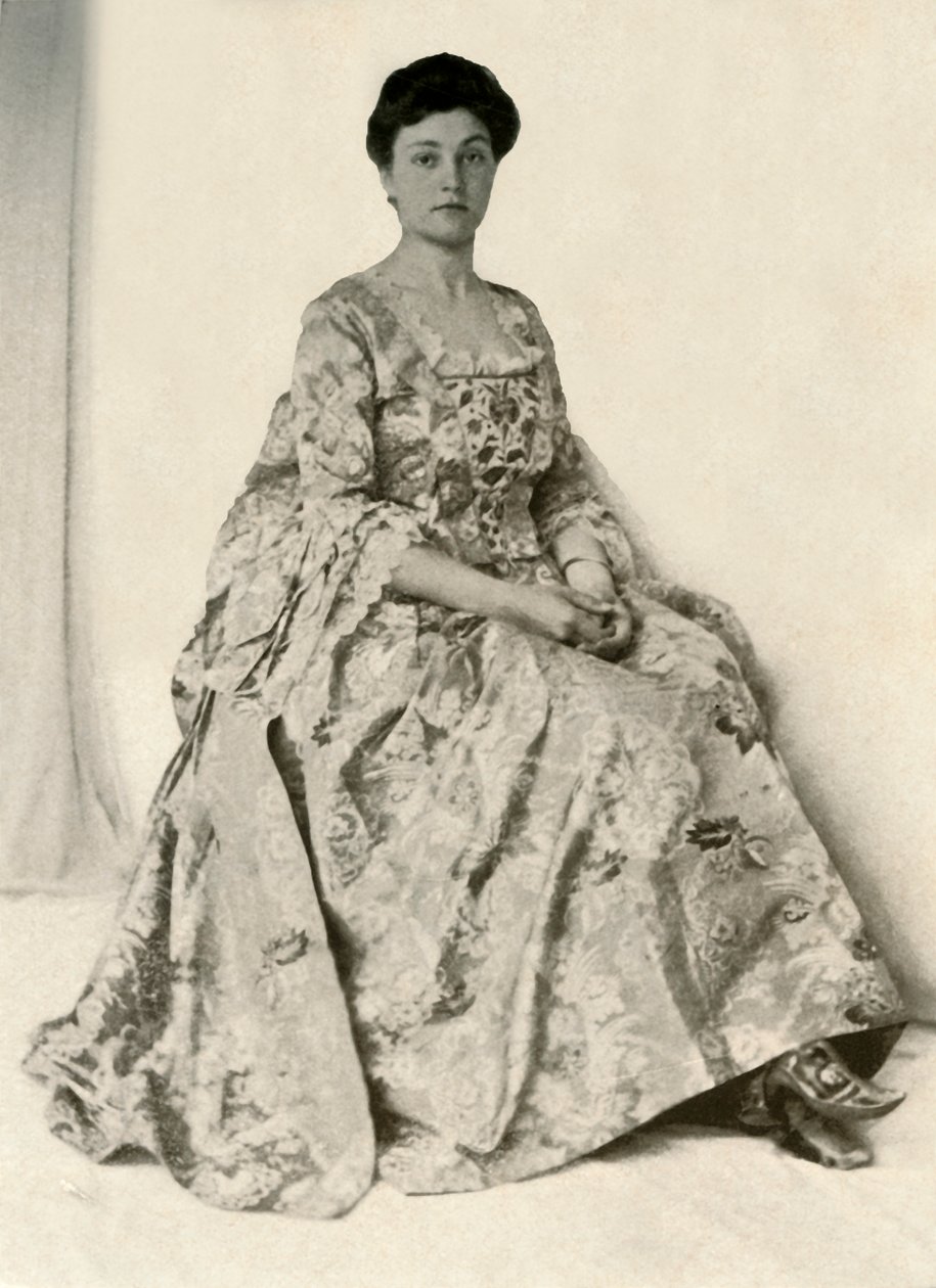 Fotografia di un broccato kincob, con stomacher ricamato in seta, c1750, 1937 da Unbekannt