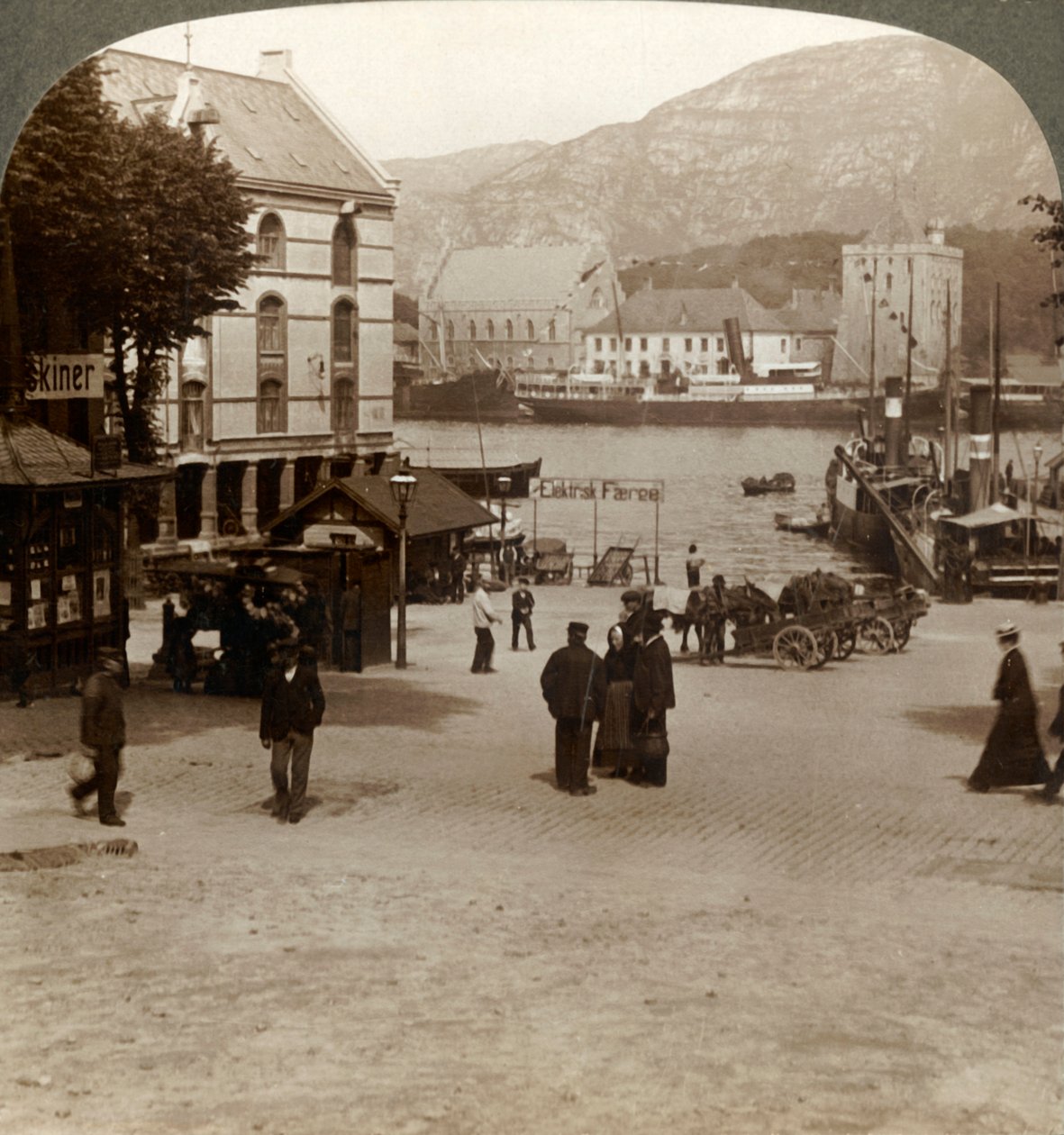 Pittoresca vecchia fortezza Bergenhus, da una piazza nella città moderna, Bergen, Norvegia, 1905 da Unbekannt