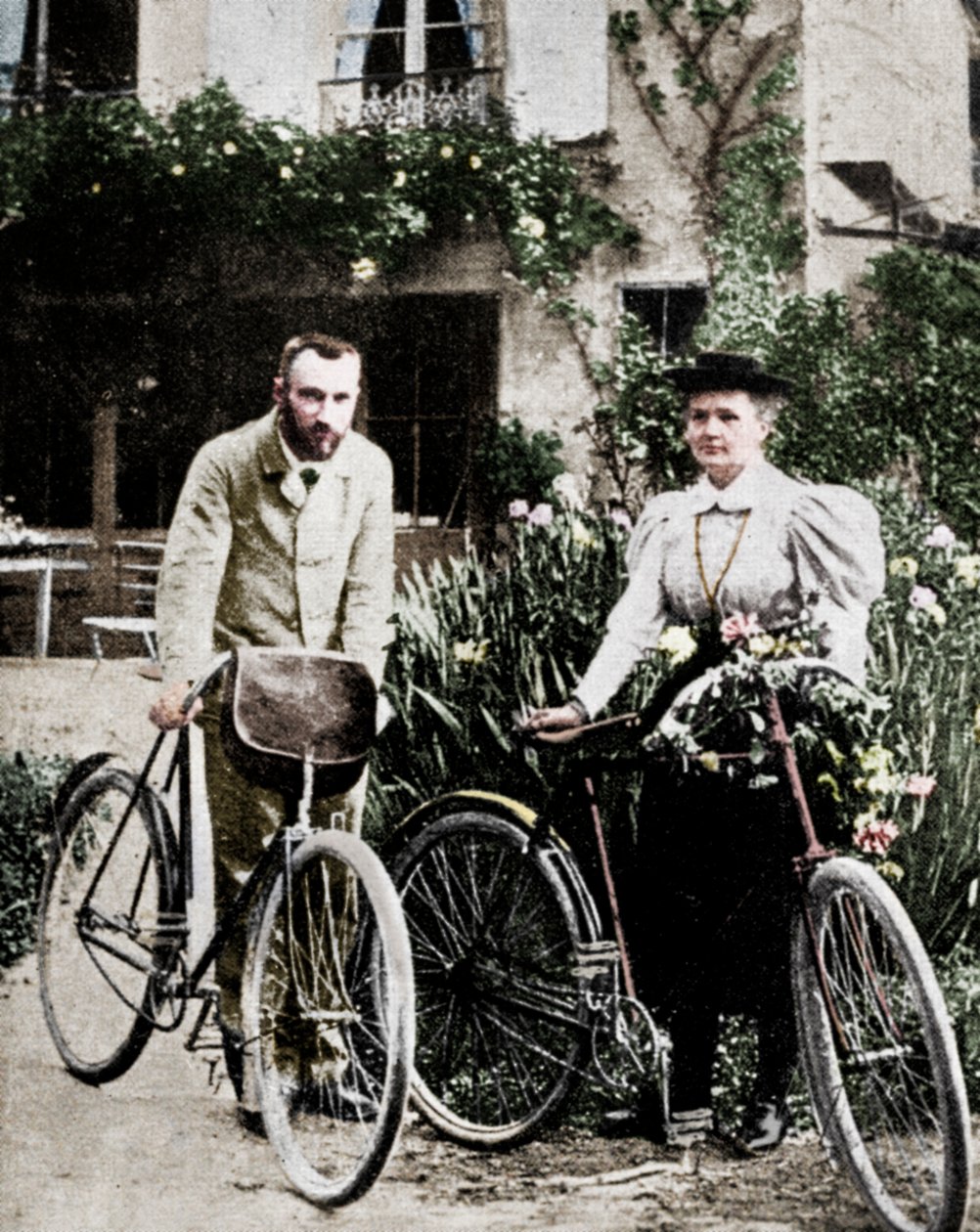 Pierre e Marie Curie, fisici francesi, preparandosi per andare in bicicletta da Unbekannt