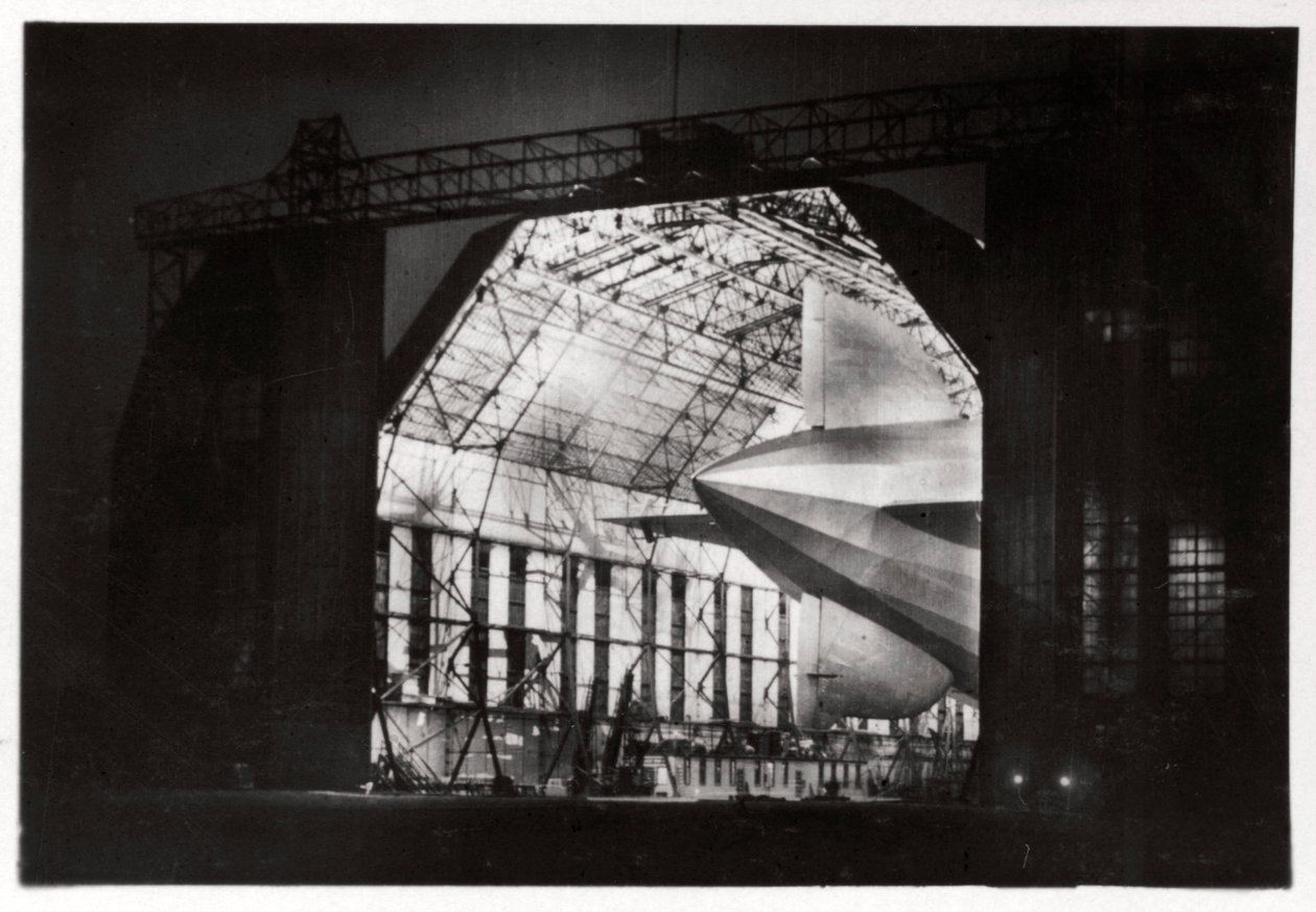 Preparativi per un volo notturno, Zeppelin LZ 127 Graf Zeppelin, 1933 da Unbekannt