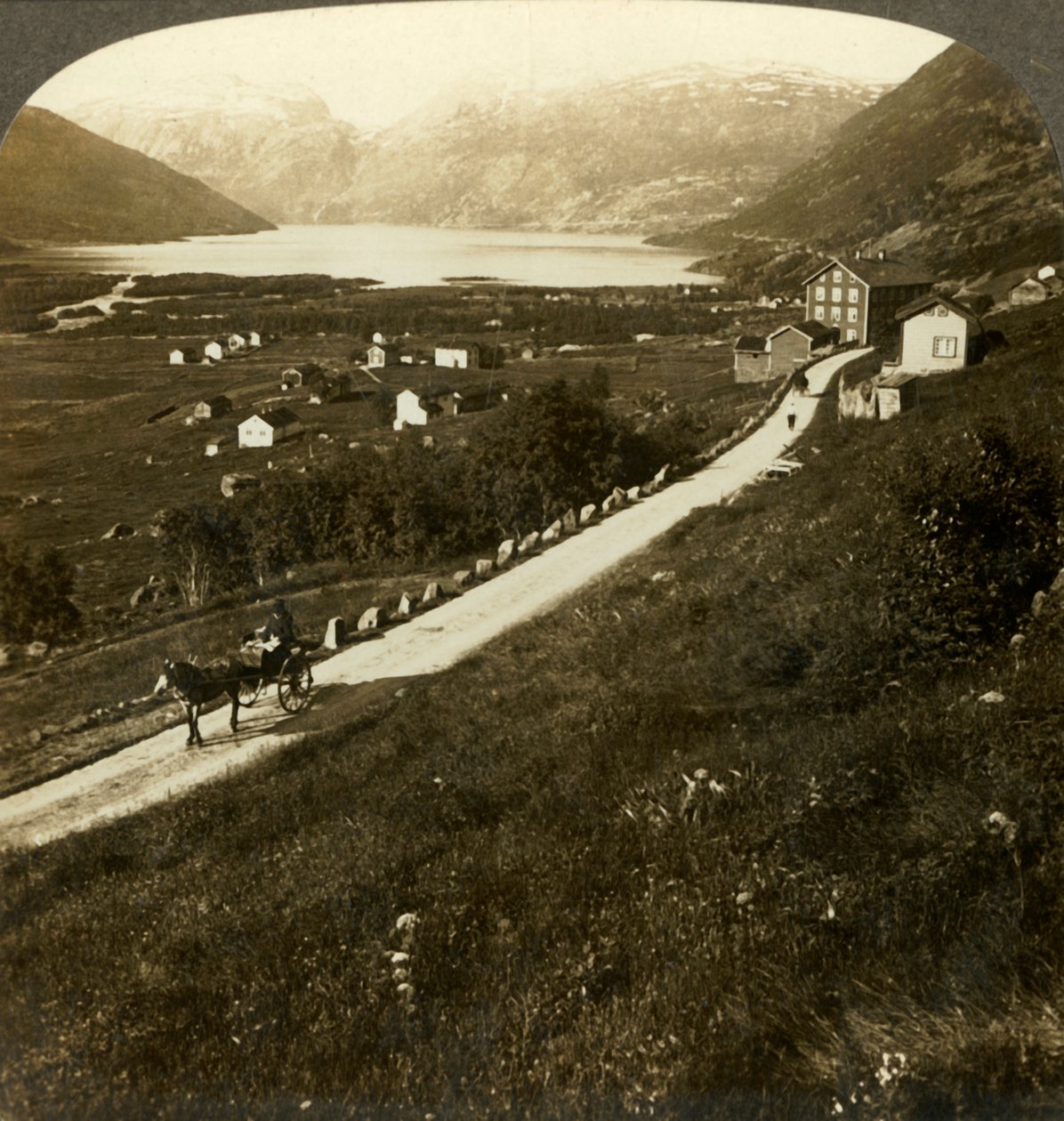 Borgo di montagna e lago di Roldal, nella Norvegia occidentale, c1905 da Unbekannt