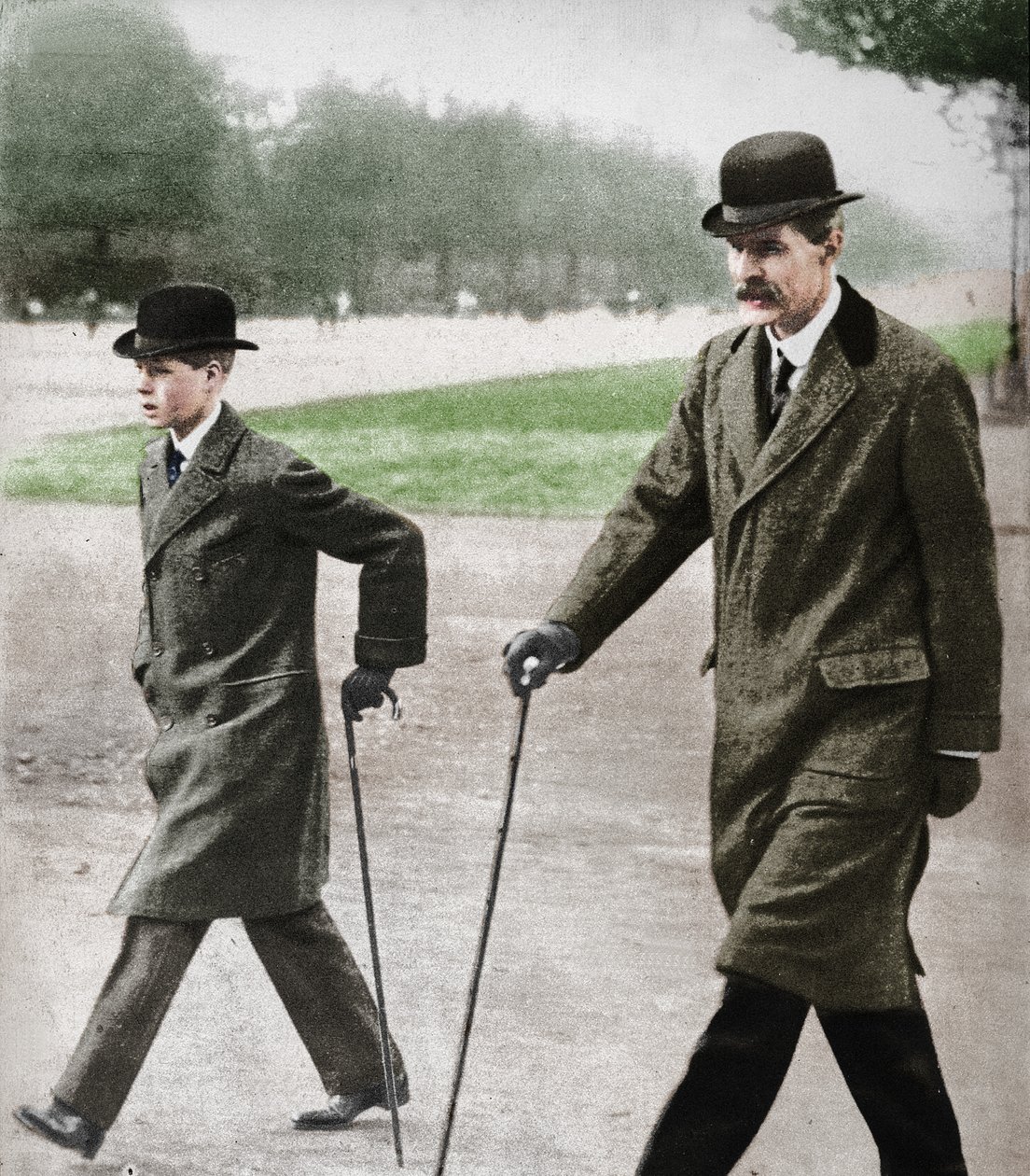 Il principe Edoardo che cammina con il signor HP Hansell, il suo tutore, ad Auteuil, Francia, 1912 1936 da Unbekannt
