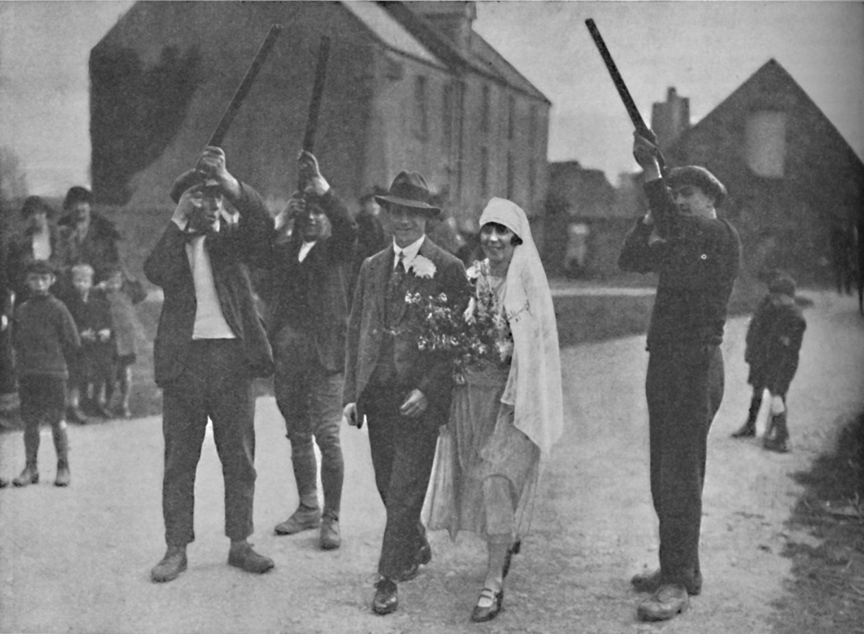 Curiose superstizioni pagane che ancora sopravvivono a Holy Island, c1935 da Unbekannt