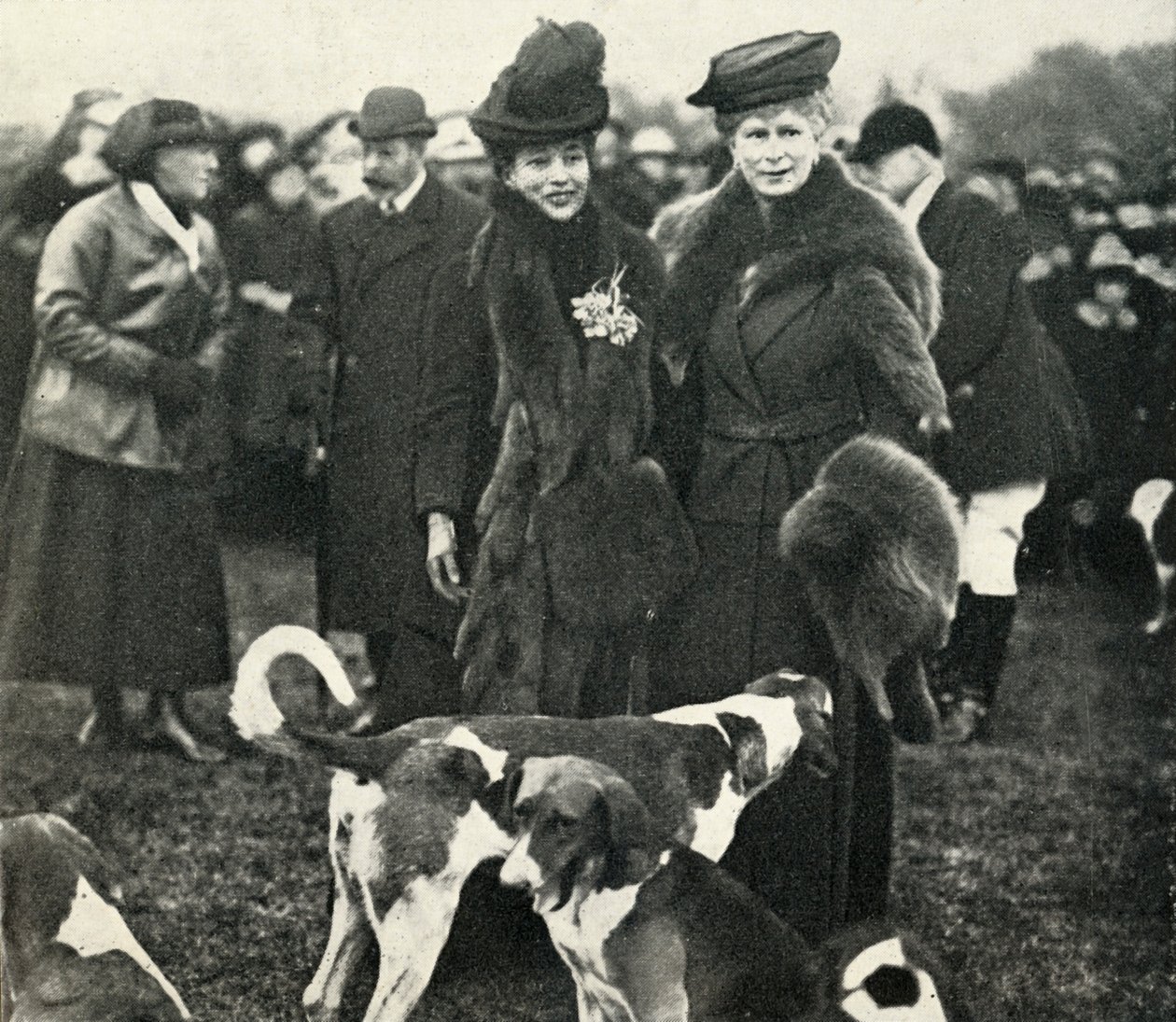 La regina Mary e la regina Alexandra a una riunione della West Norfolk Hunt nel 1920, 1951 da Unbekannt