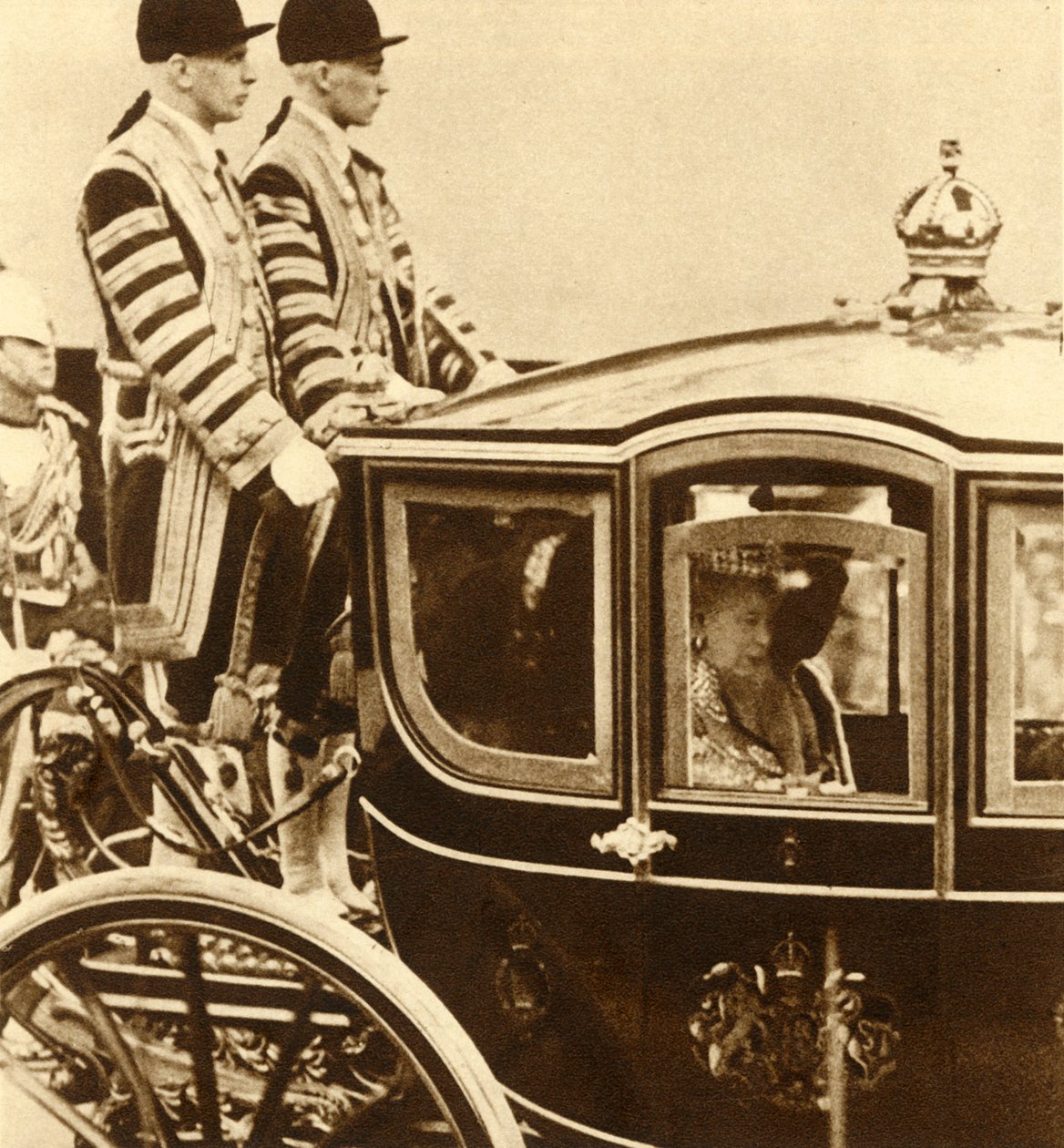 Regina Maria, nella sua carrozza di vetro, accompagnata dalla Regina Maud di Norvegia, 1937 da Unbekannt
