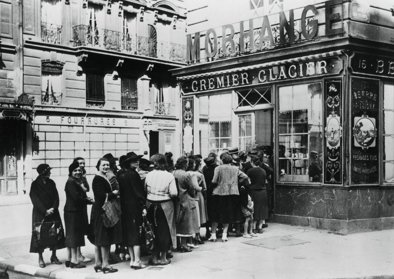 Fila di donne fuori da un negozio di latticini, Parigi occupata dai tedeschi, 28 giugno 1940 da Unbekannt