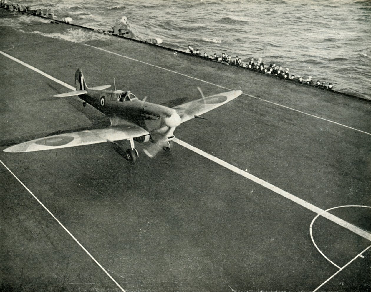 RAF Spitfire sul ponte di una portaerei in viaggio verso Malta, Seconda Guerra Mondiale, 1942 1944 da Unbekannt