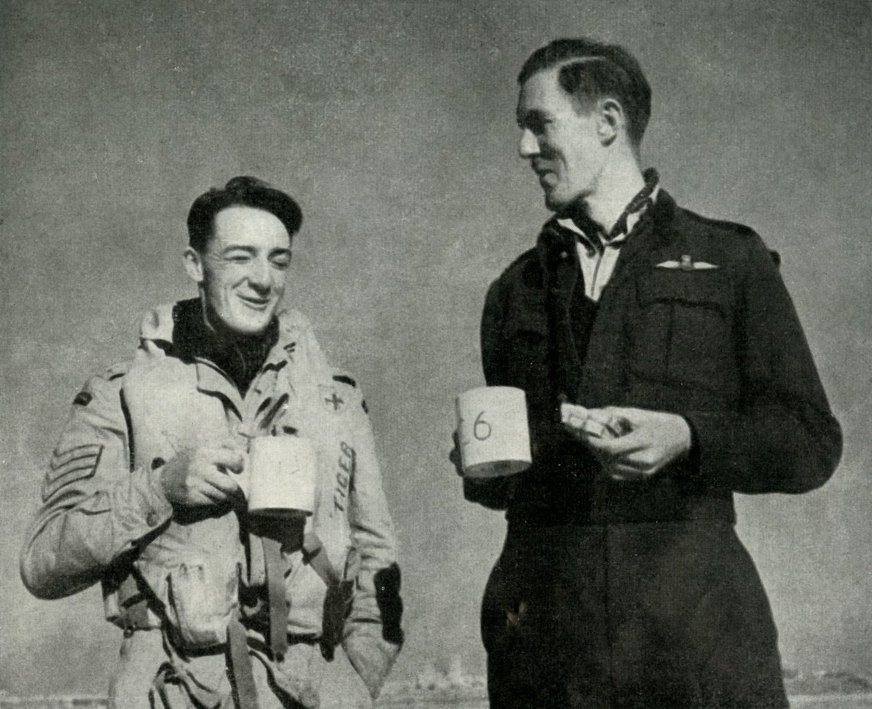 Personale della RAF che si gode una tazza di tè, Malta, Seconda Guerra Mondiale, 1942 1944 da Unbekannt