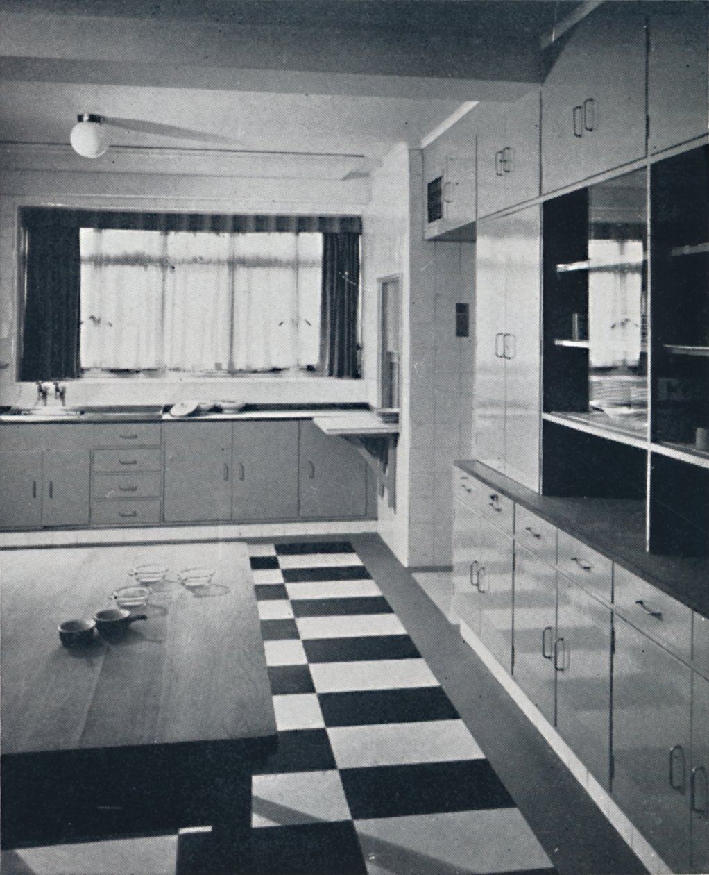 R. W. Symonds e Partner, L. & A.R.I.B.A. - Cucina: Arredi cellulosi color putty, acciaio inossidabile da Unbekannt