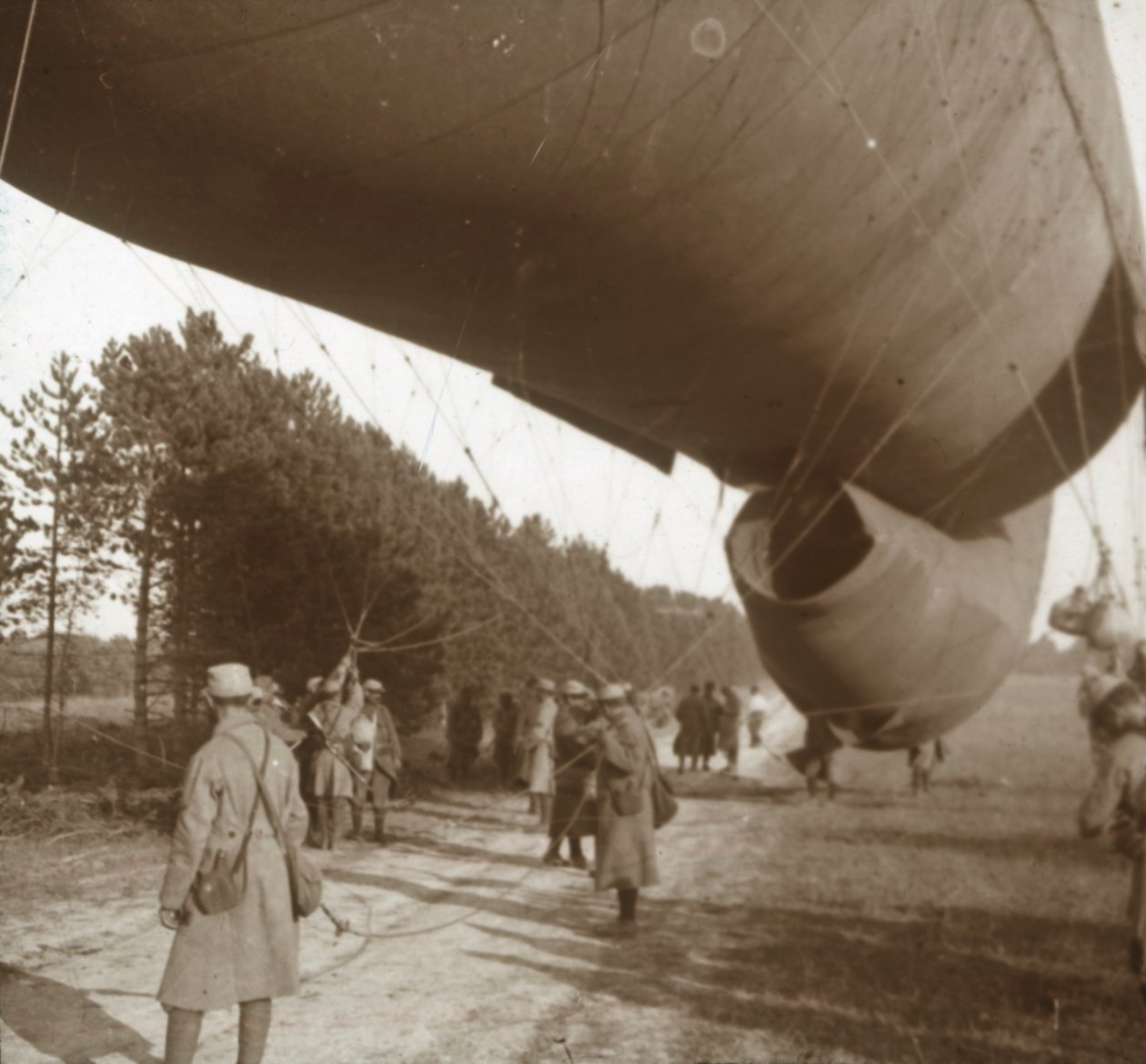 Sollevamento di un pallone di osservazione, Somme, Francia settentrionale, 1916 da Unbekannt