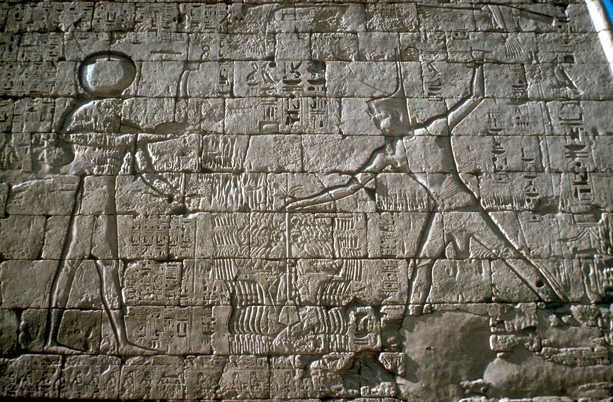 Ramesse III che colpisce i suoi nemici davanti ad Amon-Ra, Tempio Mortuario, Medinat Habu, Egitto, c12° sec. a.C. da Unbekannt