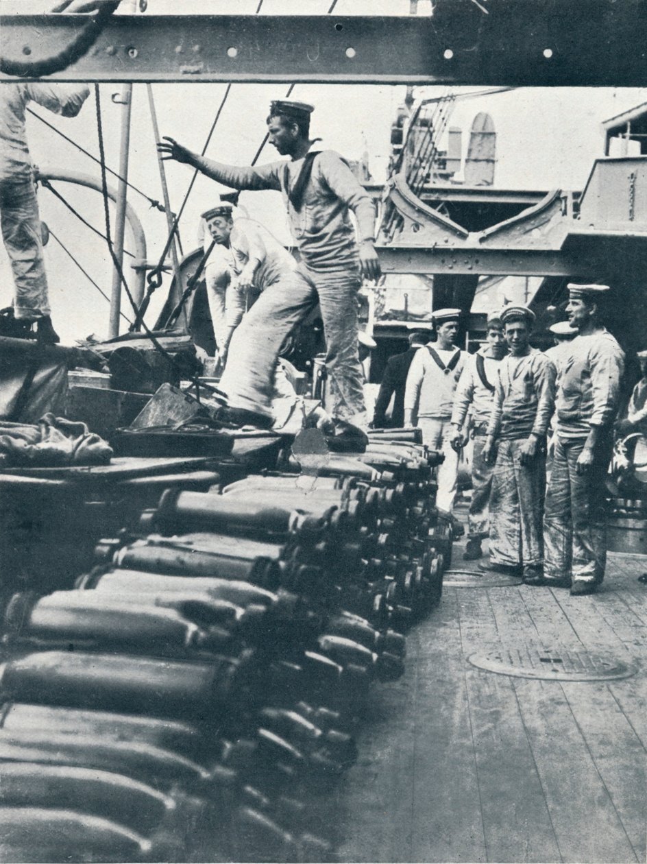 Ricezione di proiettili per i cannoni navali sul ponte di una nave da guerra da Unbekannt