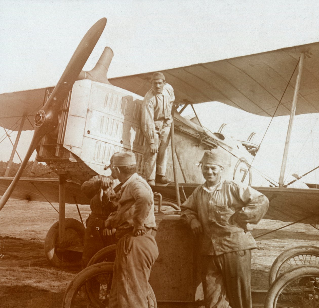Rifornimento di carburante di un biplano, c1914-c1918 da Unbekannt