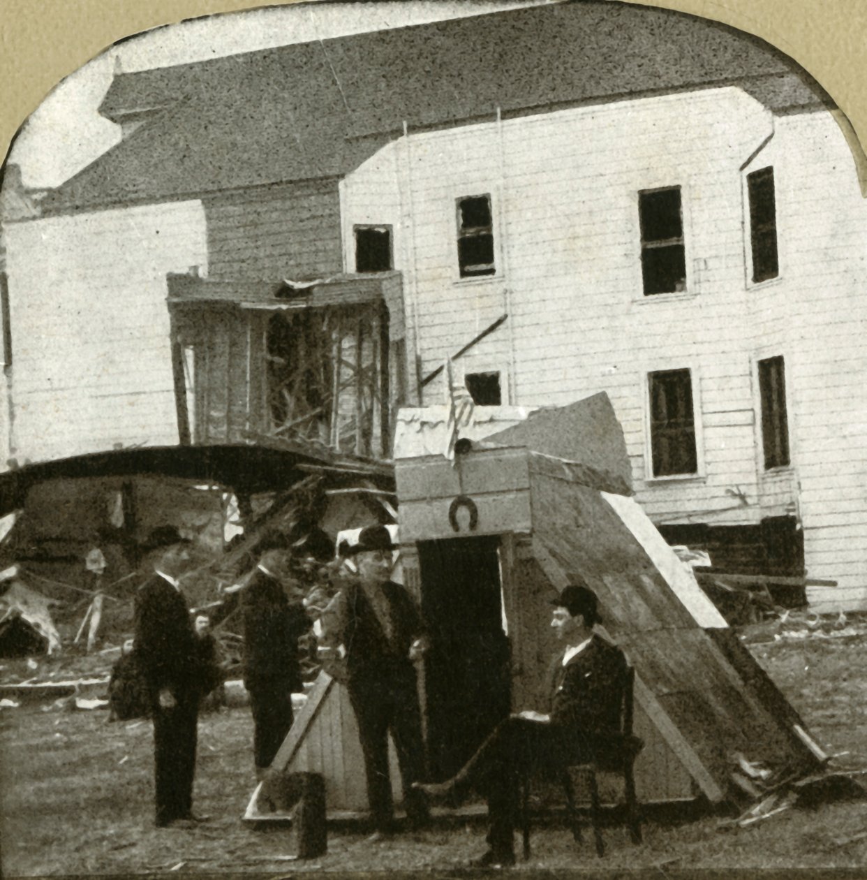 Campo profughi, ex abitazione in rovina sullo sfondo. Questo è lavoro da terremoto, 1906 da Unbekannt