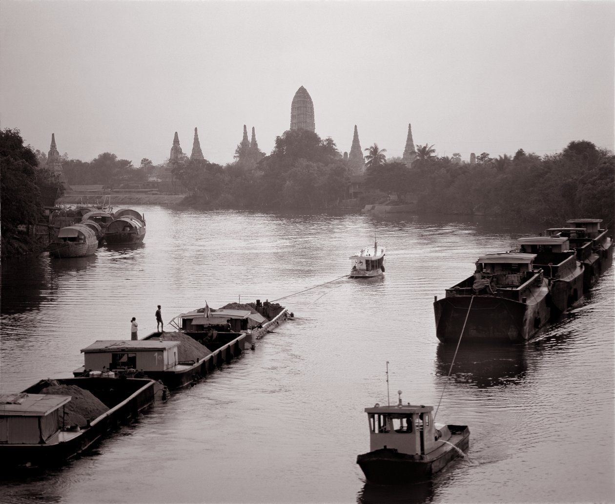 Barche fluviali sul fiume Chao Phraya con vista su Wat Chaiwatthanaram da Unbekannt