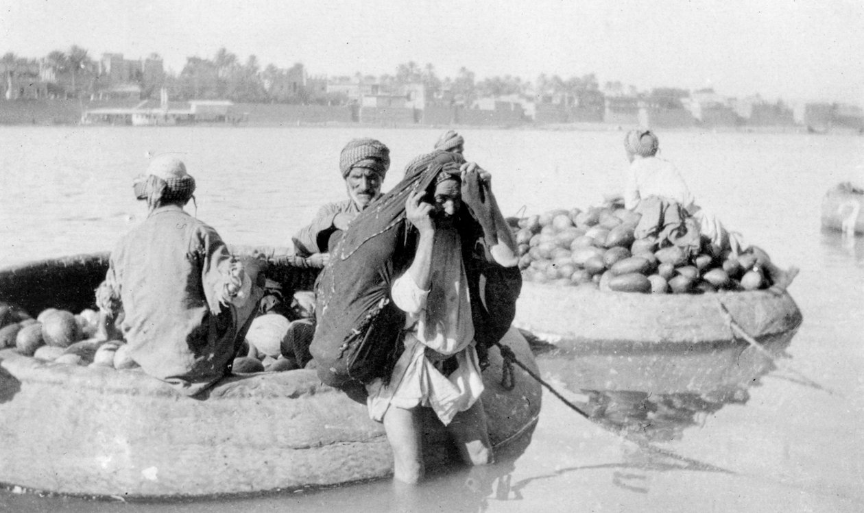 Imbarcazioni fluviali cariche di meloni, fiume Tigri, 1917-1919 da Unbekannt