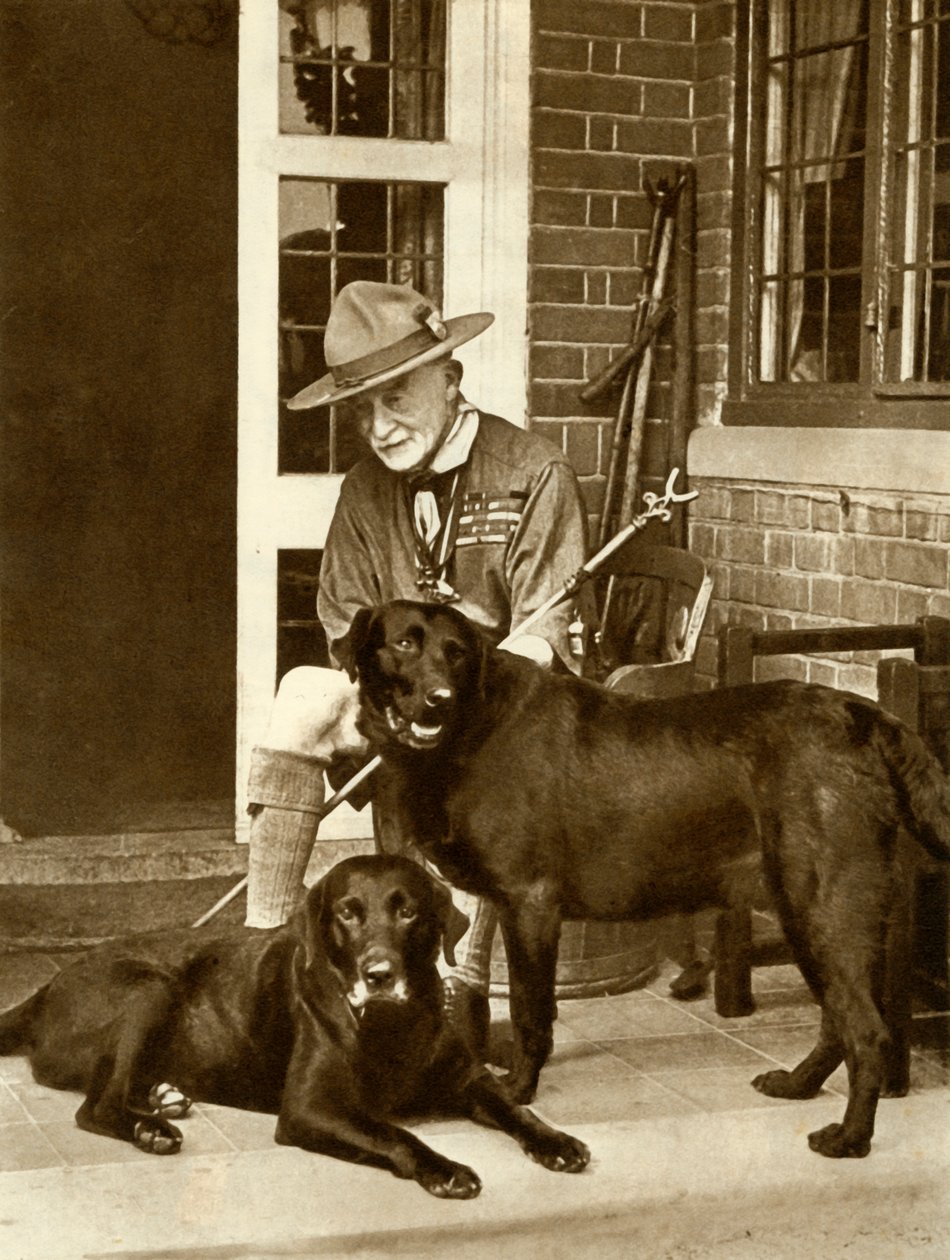 Robert Baden-Powell a casa con i suoi cani, c1929, 1935 da Unbekannt