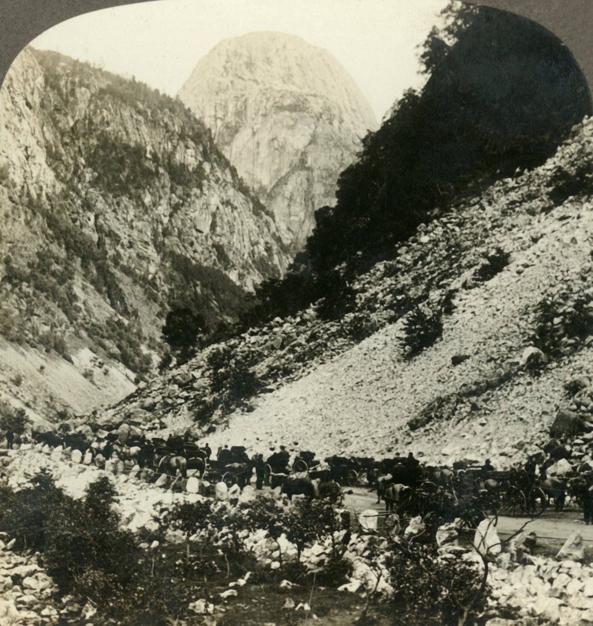 Rocky Jordalsnut 3620 ft. dalla strada piena di carretti turistici, Norvegia, c1905 da Unbekannt