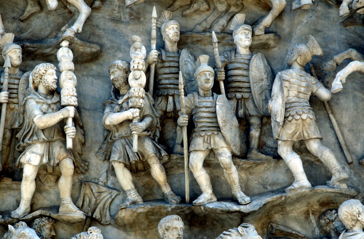 Soldati romani che partecipano alla decursio, il rituale giro del rogo funebre, c180-196 da Unbekannt