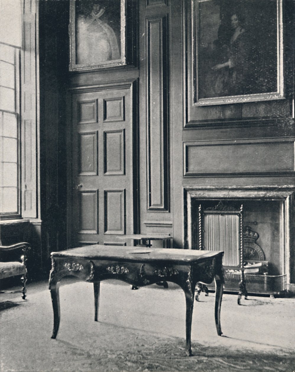 Stanza a Boughton House, con Camino del primo XVIII secolo, 1927 da Unbekannt