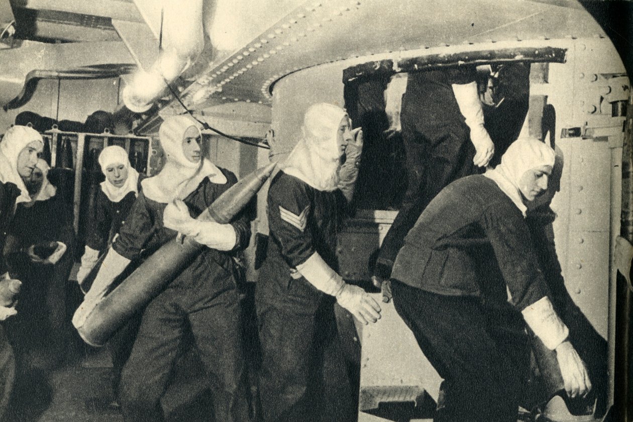 Marines reali che maneggiano munizioni a bordo della HMS Illustrious, Seconda Guerra Mondiale da Unbekannt