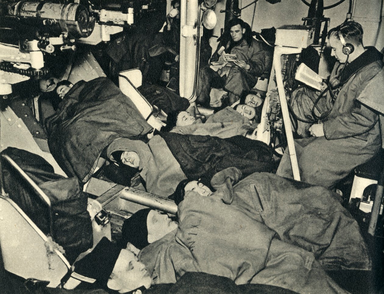 Marines reali che dormono nella casamatta di una nave da guerra, Seconda Guerra Mondiale, c1939-c1943, 1944 da Unbekannt