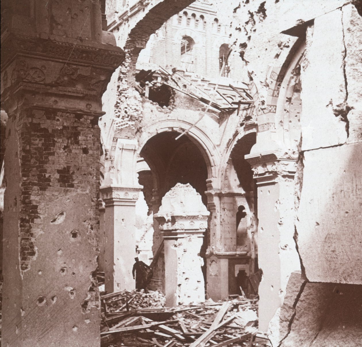 Chiesa in rovina, Albert, Francia settentrionale, c1914-c1918 da Unbekannt