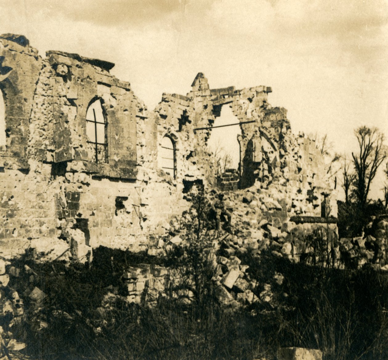 Chiesa in rovina a Dreslincourt, nord della Francia, c1914-c1918 da Unbekannt