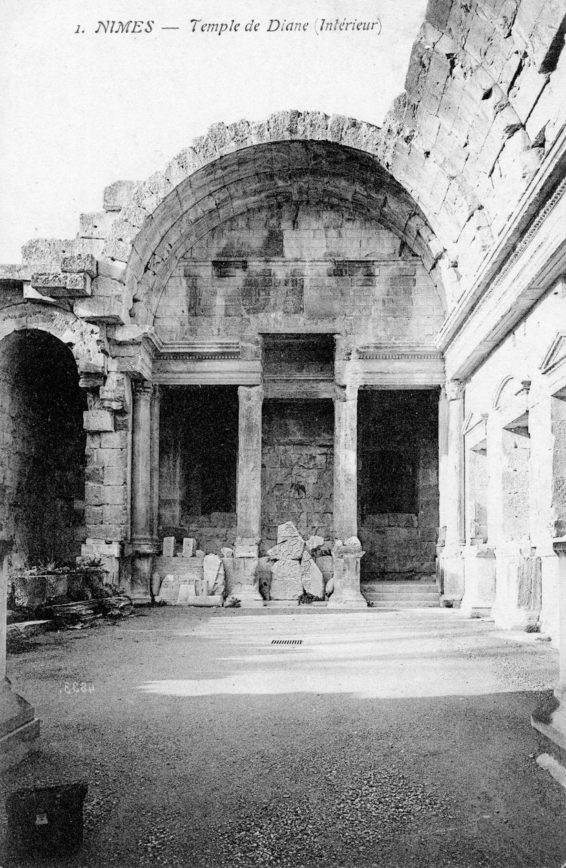 Interno in rovina del Tempio Romano di Diana, Nîmes, Francia, XX secolo da Unbekannt