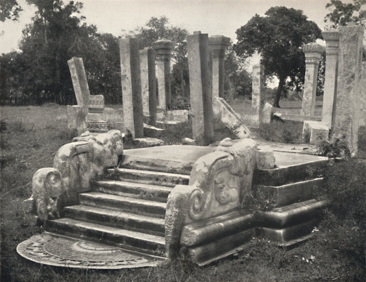 Rovine di una sala a colonne, davanti scala con pietra lunare s. Tafel 79, Anuradhapura, 1926 da Unbekannt