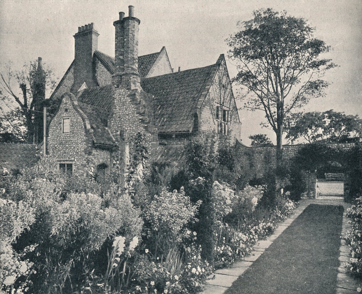 Runton Old Hall, Norfolk, vista da nord-ovest, c1909 da Unbekannt
