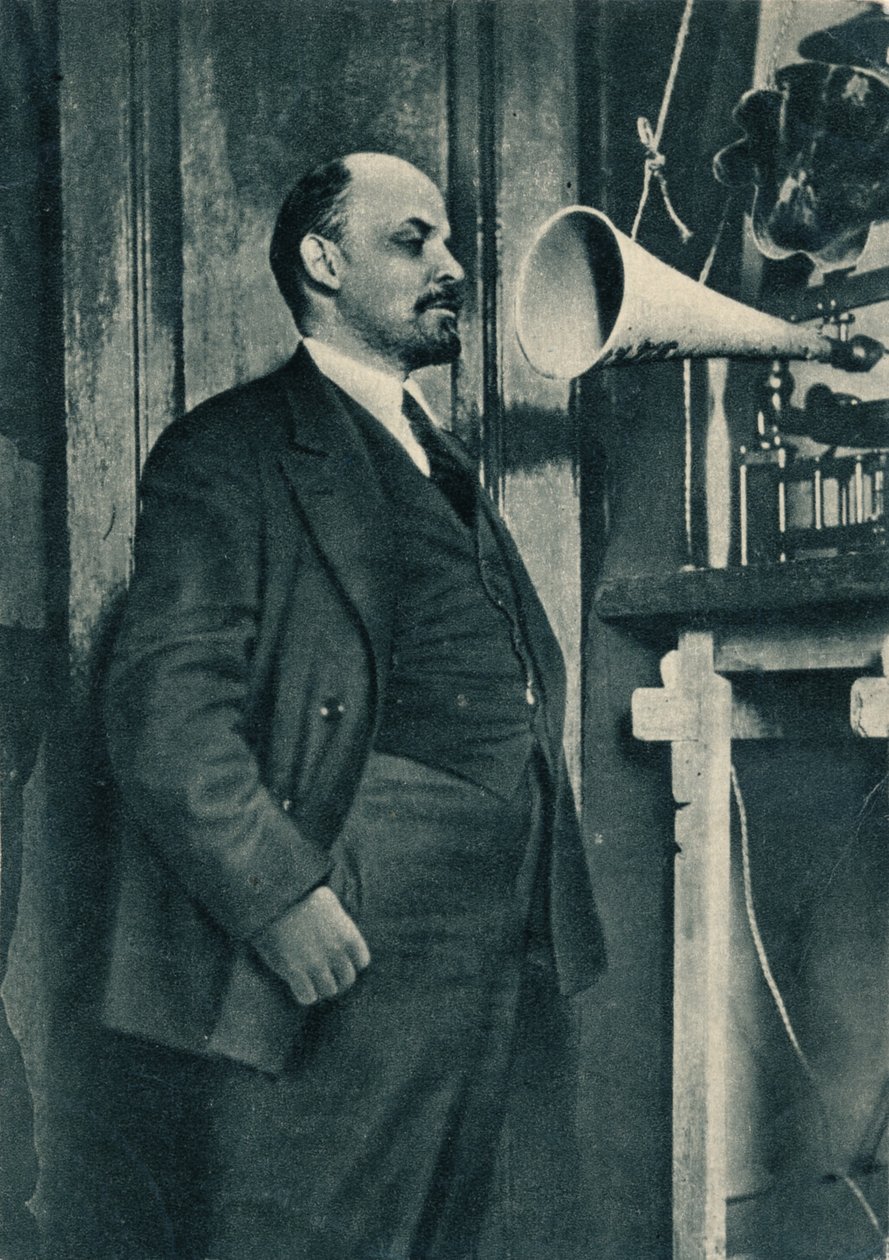 Il leader bolscevico russo Vladimir Lenin a una registrazione radiofonica al Cremlino, Mosca, Russia da Unbekannt